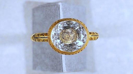 A Civil War-era gold ring unearthed in the Isle of Man.-_118116080_ring1.jpg