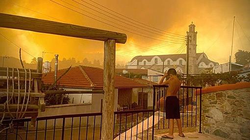 Countries are sending aid to tackle the worst bushfires in decades.-_119235036_1c2b93da-6e5d-436d-acd4-15d933d9ae9a.jpg