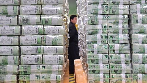 South Korea became the first Asian economy to raise interest rates.-_120250489_gettyimages-463221526.jpg