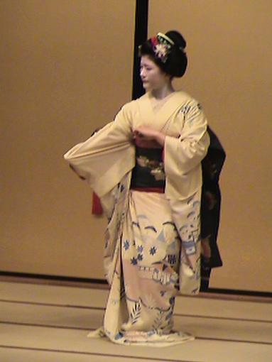 Discover Japan On Line (Video + Stills)-kyotogiondancertall.jpg