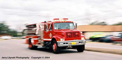 Fire truck (...with motion) image-0__a_10a-crop_n8008s_24-85mm_bw491_ko100_4mar04_fire-u588c.jpg