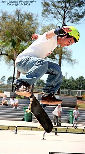 In the sunshine...-0__e_32a_f100_vr24_t812_su200_17apr04_skateboarder3-u330c.jpg