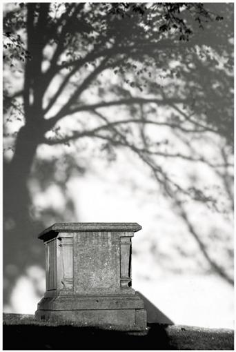 Simplicity-grave-stone-2sml.jpg