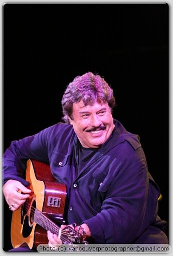 Tony Orlando concert shots-img_3260_800x600.jpg