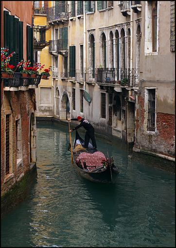 Rain effect in Venice-gondola-01-jpg-2.jpg