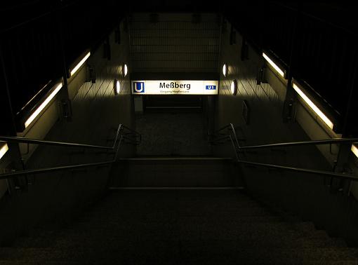 Hamburg U-Bahn entrance by night-me%DFberg.jpg