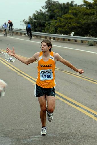 Rock N Roll Marathon (Water Station Blues)-dsc_0233_640.jpg