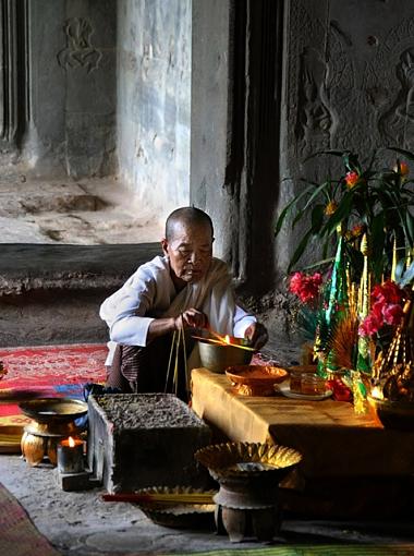 Buddhist Nun-Angkor Wat-img_8708.jpg