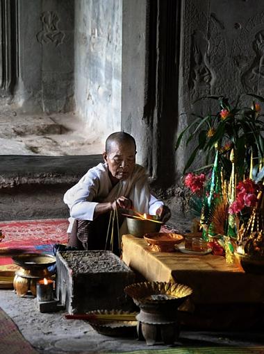 Buddhist Nun-Angkor Wat-img_8708.jpg