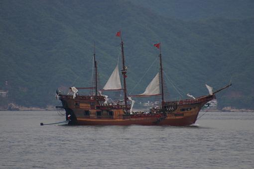 Puerto Vallarta-pirate_ship.jpg