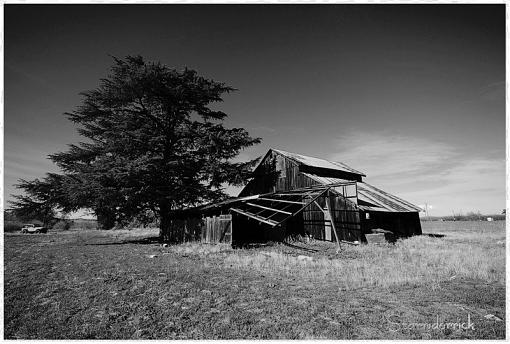 B /W Brentwood Barn-country-time-b-w_s.jpg