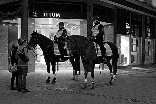 Mounted police-dsc04139monopr3.jpg