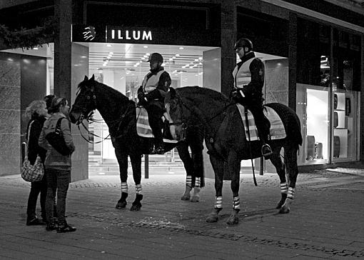 Mounted police-dsc04139monopr4.jpg