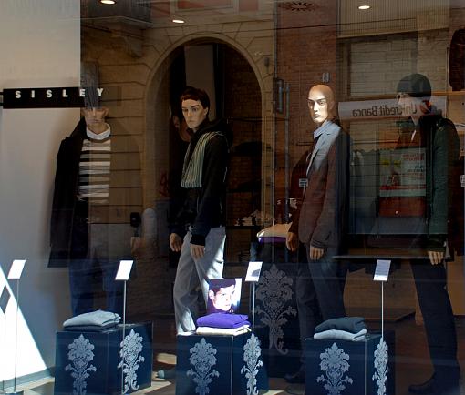 The shop's window  watch us! What lies ahead? (first sequence)-vetrine-1.jpg