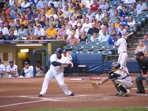 Milwaukee Brewers-fielder-bat.jpg