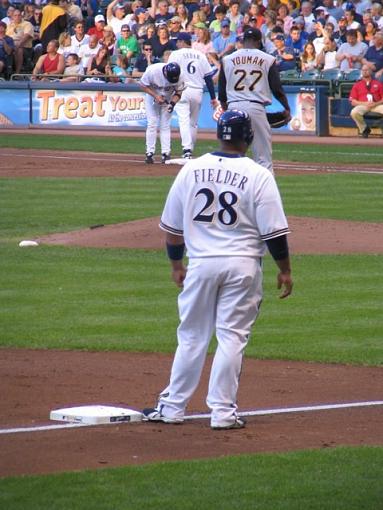 Milwaukee Brewers-fielder.jpg