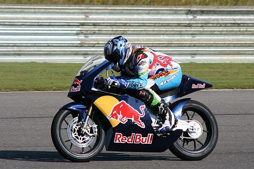 Red Bull Rookies Cup Qualifying for 2009-red-bull-girl.jpg