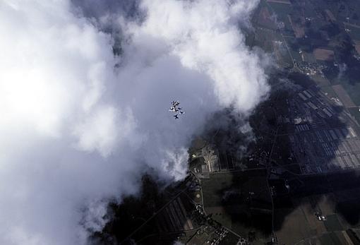 Skydiving-cloudjump2_px640.jpg