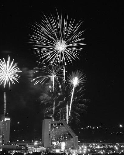 Fireworks in B&amp;W-dsc_6142a-sm.jpg