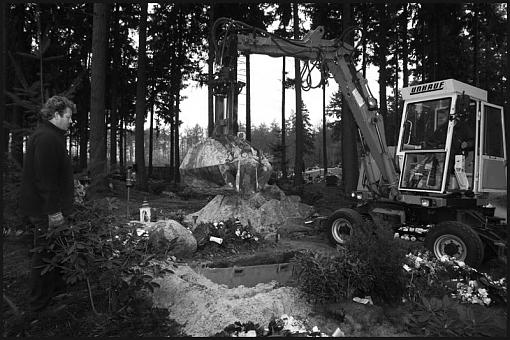 Cemetery workers-kh800b.jpg