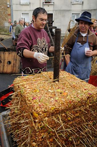 Bievres Apple Pressing-2-hay.jpg