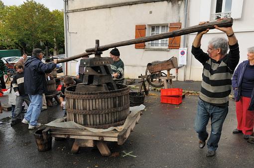 Bievres Apple Pressing-3-2-strong-men.jpg