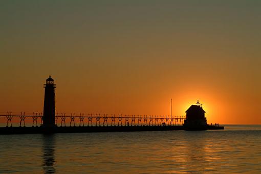 Lighthouses and a case for manual exposure.-grhvn1.jpg